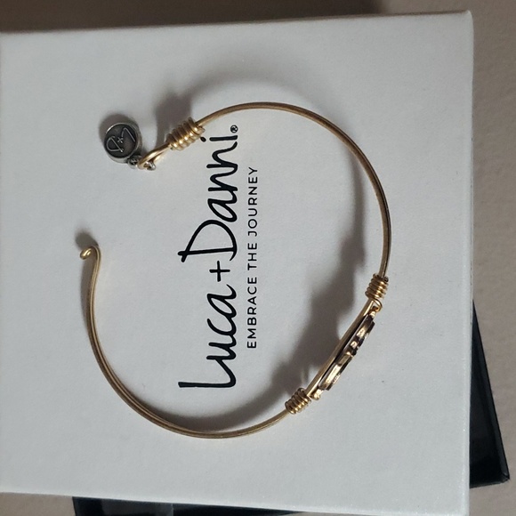 Luca + Danni Embrace the Journey Arrow Bracelet - Picture 3 of 5